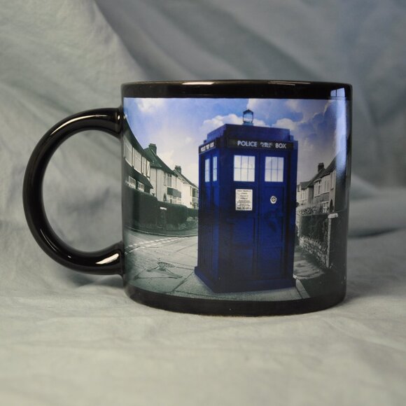 14 oz 2014 disappearing Tardis Dr. Who mug (w957) - Picture 1 of 8